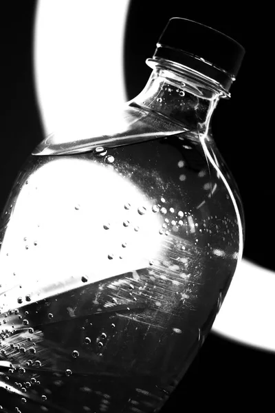 光でブラックでボトルの水します。. — ストック写真