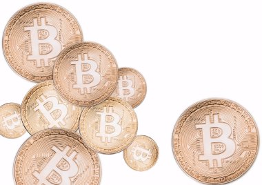 Beyaz bir arka plan üzerinde pek çok bitcoins