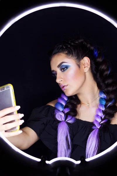 Mädchen macht Selfie am Telefon — Stockfoto