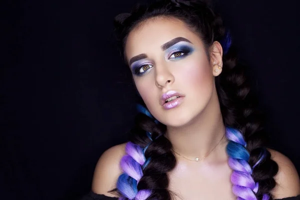Profesionální make-up pro bruneta s barevnými vlasy — Stock fotografie