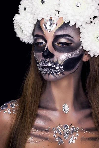 Profesionální make-up s květinami. Tvoří pro Halloween. — Stock fotografie