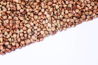 Kabuğu çıkarılmış tane buğday beyaz arka plan üzerinde