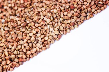 Kabuğu çıkarılmış tane buğday beyaz arka plan üzerinde