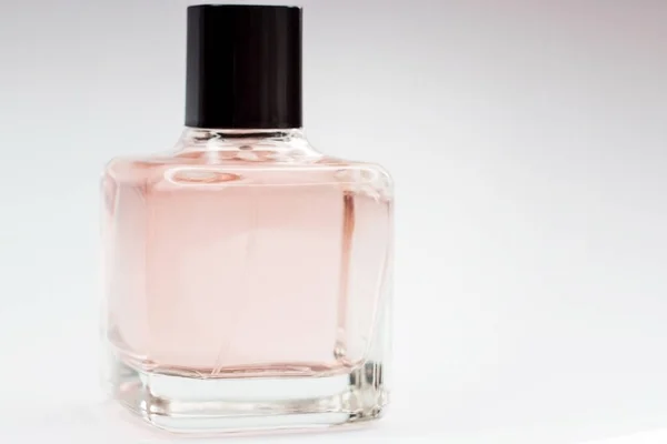 Γυαλί μπουκάλι άρωμα σε ανοιχτόχρωμο φόντο — Φωτογραφία Αρχείου