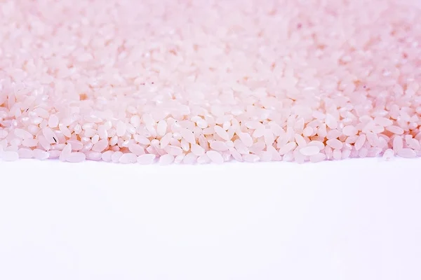 Riso rosa su sfondo bianco, texture e sfondo . — Foto Stock