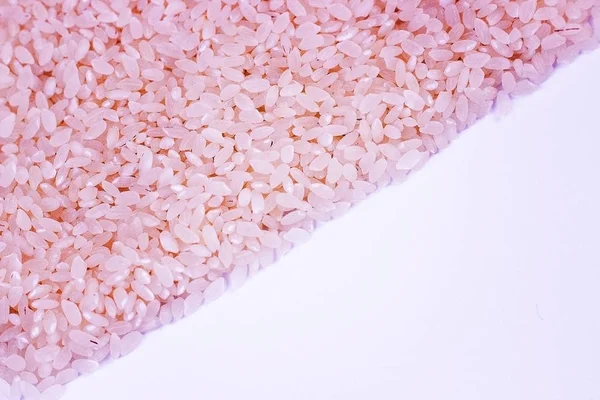 Arroz rosa sobre fundo branco, textura e fundo . — Fotografia de Stock