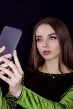 Güzel kız selfie telefonda yapma