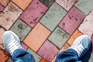 Kot ve spor ayakkabılı bacaklar.