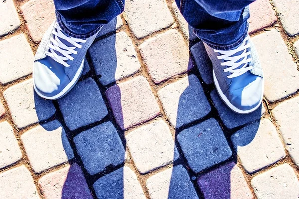 Piernas en jeans y zapatillas —  Fotos de Stock