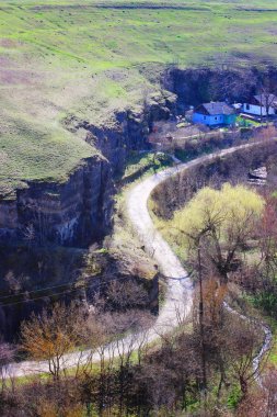 Kanyon boyunca dolambaçlı bir yol