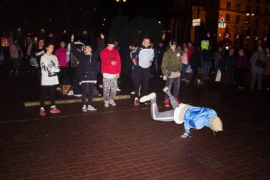 Geceleri sokak dansı, danslı hip-hop dansçısı