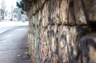 Kaldırımdaki duvar, yolculuk için arka plan ya da hikayeler.