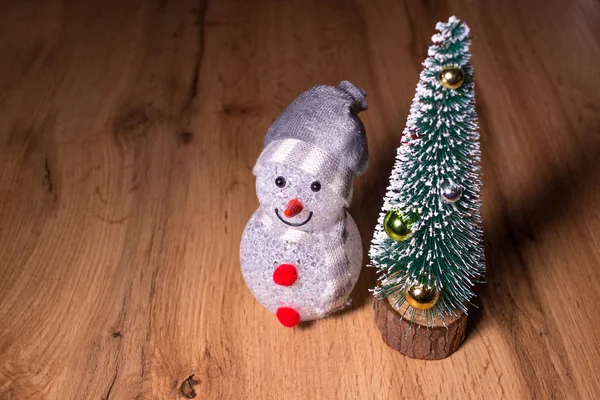 Three toy snowmen near Christmas tree. Good fun company — Stock Photo, Image