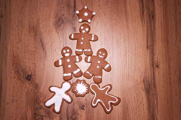 完璧な生姜パン クリスマス ツリーの形をしたクリスマスのクッキー — ストック写真