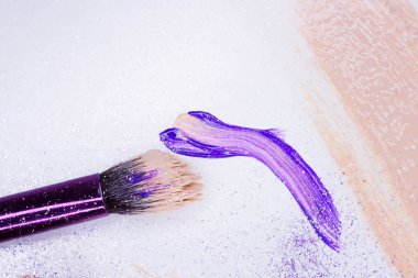 aksesuar beyaz zemin üzerine çeşitli makyaj koleksiyonu. her biri ayrı ayrı vurdu