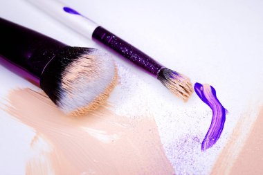 aksesuar beyaz zemin üzerine çeşitli makyaj koleksiyonu. her biri ayrı ayrı vurdu