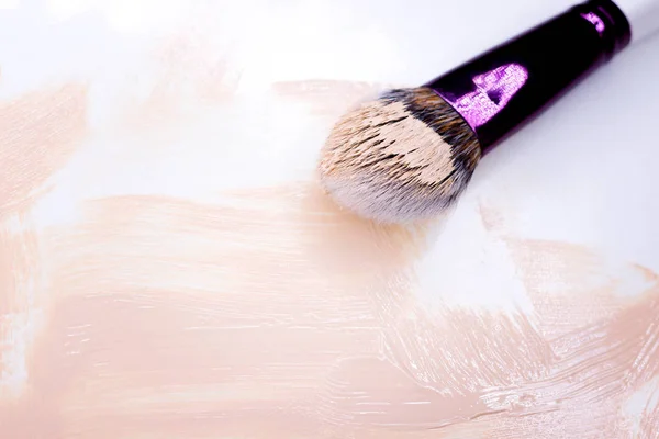 Maquillaje cepillo y sombra de ojos multicolor sobre fondo blanco — Foto de Stock