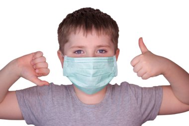 Beyaz arka planda virüslere karşı maskeli bir çocuk