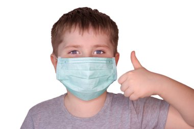 Beyaz arka planda tıbbi maskeli bir çocuk parmağını en üste tutuyor.