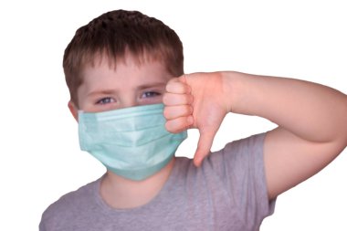 Beyaz arka planda maskeli bir çocuk parmağını aşağıda tutuyor.