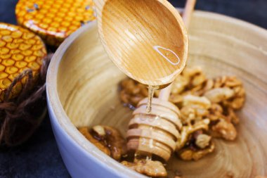 Kaşığında fındık olan bal