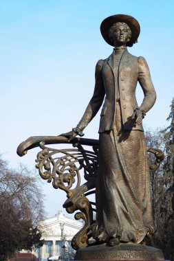 Ternopil, Ukrayna - 16 Kasım 2019 Bronz bir kızın heykeli