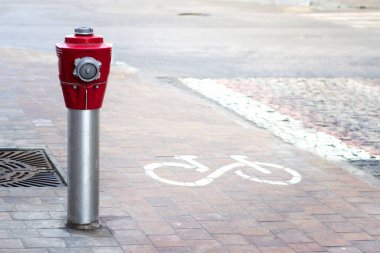 Kaldırım Ateş Turnası. Şehir caddesindeki eski kırmızı yangın musluğu..