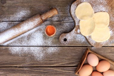 Açık mavi levha, taş ya da beton zemin üzerinde makarna ya da hamur köftesi yapmak için malzeme içeren mutfak arka planı. Kopya alanı olan üst görünüm..