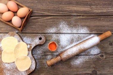 Açık mavi levha, taş ya da beton zemin üzerinde makarna ya da hamur köftesi yapmak için malzeme içeren mutfak arka planı. Kopya alanı olan üst görünüm..