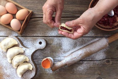 Tahta bir masanın üstünde kirazlı kek pişirmek.