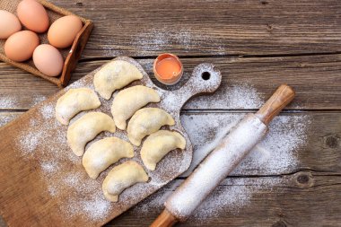 Hamur köfteleri ahşap bir hamurun üzerinde yatıyor.