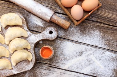 Hamur için yumurta ya da ahşap bir arka planda makarna.