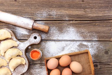 Hamur için yumurta ya da ahşap bir arka planda makarna.