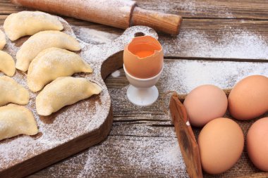 Kırsal mutfakta kek pişirmek - Bedava metin alanı olan arka plan düzeni.