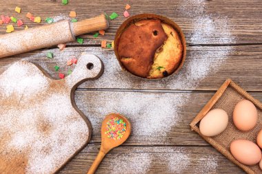 Paskalya kurabiyeleri ve lezzetli kurabiyeler pişirmek için malzemeler..