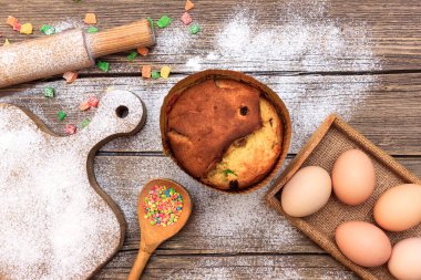 Paskalya kurabiyeleri ve lezzetli kurabiyeler pişirmek için malzemeler..