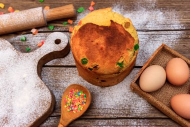 Tahta bir masada un ile Paskalya