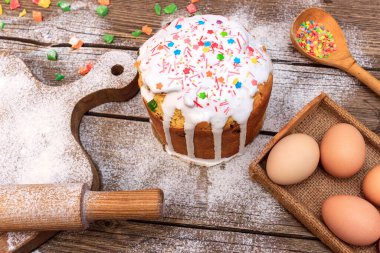 Paskalya pastası ve renkli yumurtalar bayram masasında.