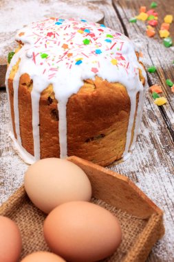 Paskalya pastası ve renkli yumurtalar bayram masasında.