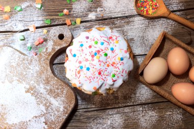 Ahşap bir masada Paskalya pastası süslemesi.