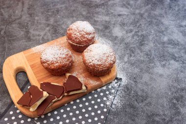 Gri bir arka planda pişirme ve ahşap bir arka plan.