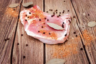 Koyu ahşap masada çiğ biftek..