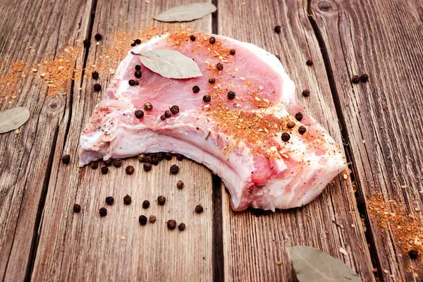 Carne asada con especias sobre fondo de madera — Foto de Stock