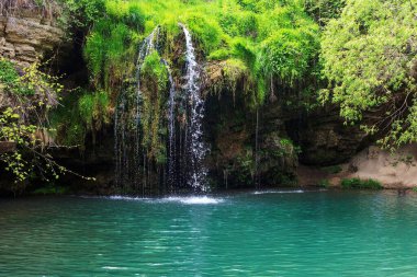 Mavi berrak maden suyuyla dağ şelalesi