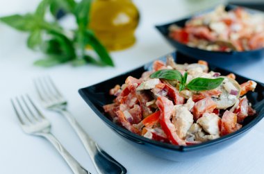 Kırmızı biber ile sebze salatası