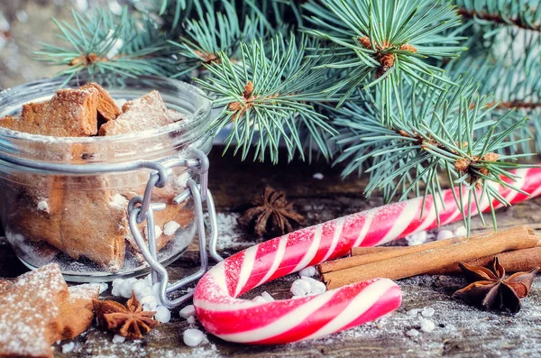 Galletas de jengibre caseras de Navidad en mesa de madera — Foto de Stock