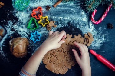 küçük kız Noel kurabiye yapma