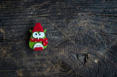 Noel sembolü baykuş ahşap arka plan üzerinde