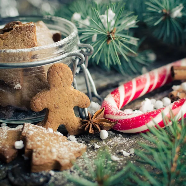 Galletas caseras del hombre del jengibre de la Navidad en mesa de madera — Foto de Stock