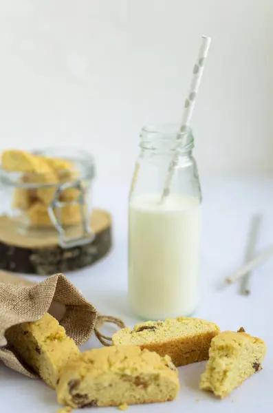 Soubory cookie domácí rozinky s mlékem — Stock fotografie